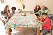 Família adotou quatro crianças