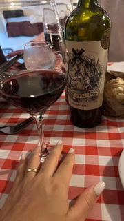 Calita Franciele mostra nas redes sociais o vinho escolhido na pousada