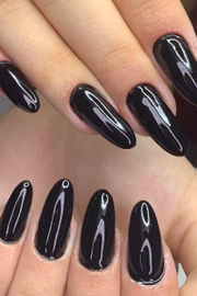 Unhas pretas nunca saem de moda, segundo a especialista