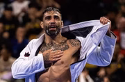 Leandro Lo foi campeão mundial meio-pesado em 2022 e campeão mundial peso leve em 2012