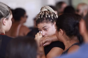 Emoção marca o enterro de Janaína