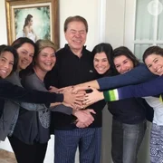 Sorridente, Silvio Santos posa com as seis filhas