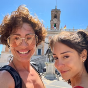 Valentina e Cynthia Benini posam juntas e sorridentes durante viagem