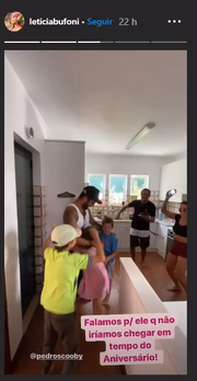 Pedro Scooby com família e amigos em sua casa, em Cascais