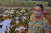 A dona de casa Verônica Neves de Souza Silva, de 60 anos, também visitou o túmulo da cantora sertaneja