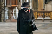 Rainha Elizabeth II de máscara