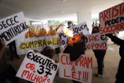 O ato cênico contou com ações estruturadas a partir do tema: impedidos de trabalhar