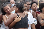 Familiares e amigos se emocionam ao encontrar corpos