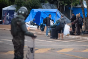 Bolsonaristas fazem as malas e deixam acampamento 