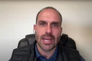 Dos EUA, Eduardo Bolsonaro atacou o STF, Moraes e Paulo Gonet