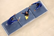 Rebeca Andrade foi reverenciada pelas americanas Simone Biles e Jordan Chiles, no pódio da final do solo feminino