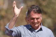 Presidente Bolsonaro e ministro Ciro Nogueira disparam obuseiro de artilharia, a convite do comandante e participa da operação Formosa