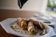 Os cannoli são finalizados com açúcar de confeiteiro polvilhado