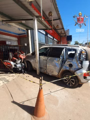 Carro ficou completamente amassado pelo impacto