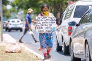 Herminia Zapata segurando cartaz