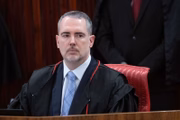 Ministro André Ramos Tavares durante julgamento de Jair Bolsonaro no Tribunal Superior Eleitoral (TSE)