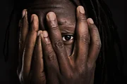 Segundo o advogado Newton Valeriano, “quando uma pessoa dona de um estabelecimento coloca uma placa informando "aqui não entra negro, ou não entra judeu", essa pessoa está cometendo discriminação contra todo um grupo e, dessa forma, responderá pela Lei do Racismo”