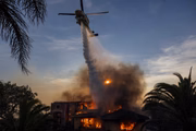 Helicóptero durante combate ao fogo em Camarillo, na Califórnia