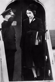 Com a morte do pai, o rei George VI, Elizabeth voltou às pressas do Quênia para o funeral do patriarca. A mais velha das duas únicas herdeiras do trono, Elizabeth assumiu a coroa com 25 anos