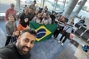 Brasileiros repatriados da Faixa de Gaza chegam ao aeroporto de Cairo 