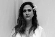 Descendente de alemães, Tatá Werneck começou a carreira artística ainda na infância. Aos 9 anos, a atriz foi matriculada no curso de teatro e, aos 11 anos, se apresentou pela primeira vez nos palcos. No colégio, no entanto, a comediante não ia bem. No Instagram, inclusive, ela chegou a afirmar que já foi expulsa de uma escola por se comportar mal