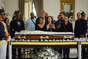 Família de Cid Moreira faz oração