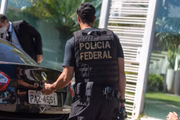 Em depoimentos à PF, foram confirmadas reuniões na casa do blogueiro por Tércio Arnaud Tomaz, apontado como membro do "Gabinete do Ódio", o deputado federal Paulo Martins (PSC-PR) e o youtuber Adilson Nelseu Dini, do canal Ravox Brasil