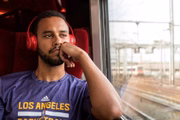 Anthony Sadler, único civil do trio