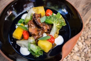 Seu Carneiro: carneiro ao molho, batata-doce, escarola salteada, coalhada e azeite de hortelã (R$ 49)