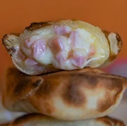 Empanada de presunto e queijo