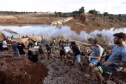 Voluntários ajudam a população após a enchente do Rio Guaíba inundarem as ruas da cidade de Porto Alegre 