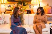 Sala de estar do apartamento de Kate e William. Na imagem, a duquesa de Cambridge recebe Michelle Obama 