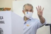 Márcio França vota em SP e faz gesto alusivo ao seu número de urna