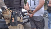 Homem de 32 anos é conduzido por policial do GOE