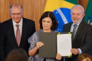 Alckmin, Nisia Trindade e Lula em assinatura para produção de vacina contra a dengue