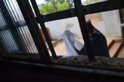 Eles ainda quebraram vidros da janela e torceram as grades para invadir a capela