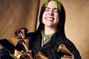 Billie Eilish com seus prêmios