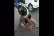 O atropelamento despertou indignação entre a população. O motorista levou um golpe de capacete na cabeça