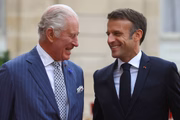 Rei Charles III e Emmanuel Macron, na chegada do monarca à França 