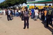 Pessoas foram para as paradas na esperança de que o sistema de ônibus fosse reforçado