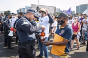 Manifestantes se reúnem em frente ao Museu Nacional para manifestação contra o presidente Jair Bolsonaro