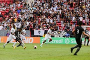 Tchê Tchê, volante do Botafogo, tenta passe