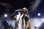Marcelo Falcão no palco do Na Praia