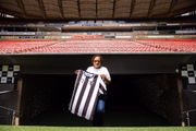 A filha do craque com a camisa do Fogão