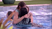 Eles comemoraram na piscina 