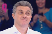 Atualmente, ele apresenta o Caldeirão do Huck
