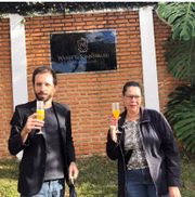 Heloisa de Carvalho e amigo comemoram prisão de Queiroz com suco de laranja, em Atibaia