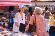 Josiane (Agatha Moreira) na barraca discute com Marlene (Suely Franco)