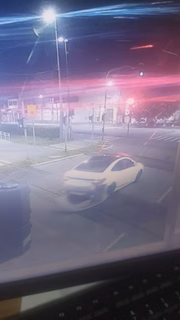Policial foi arrastado durante atropelamento, segundo testemunhas. Colisão soltou para-choque traseiro do carrro