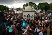 Cemitério Municipal São Sebastião recebeu os corpos de quatro estudantes e uma professora da escola Raul Brasil no dia seguinte ao crime 